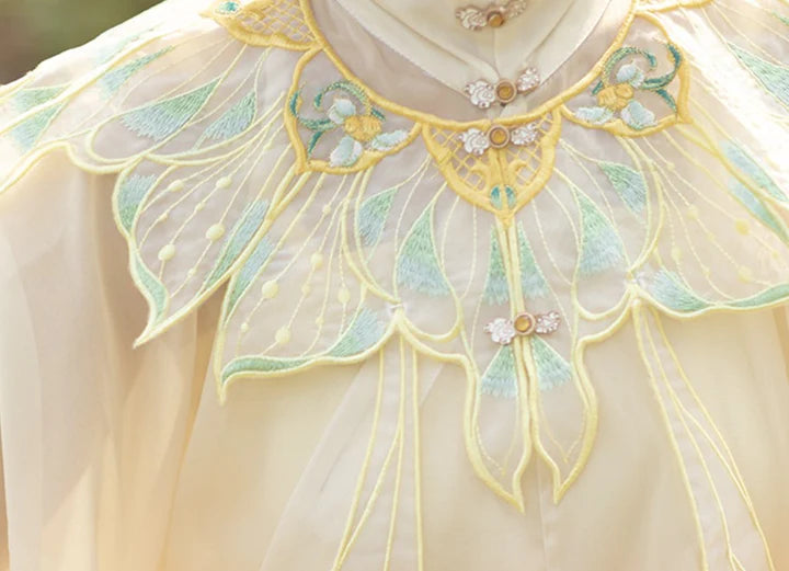 Explore the allure of traditional Chinese clothing with Li Ling Shan, Chen – a captivating blend of ancient charm and Ming dynasty style. Immerse yourself in exquisite craftsmanship, connecting to China&