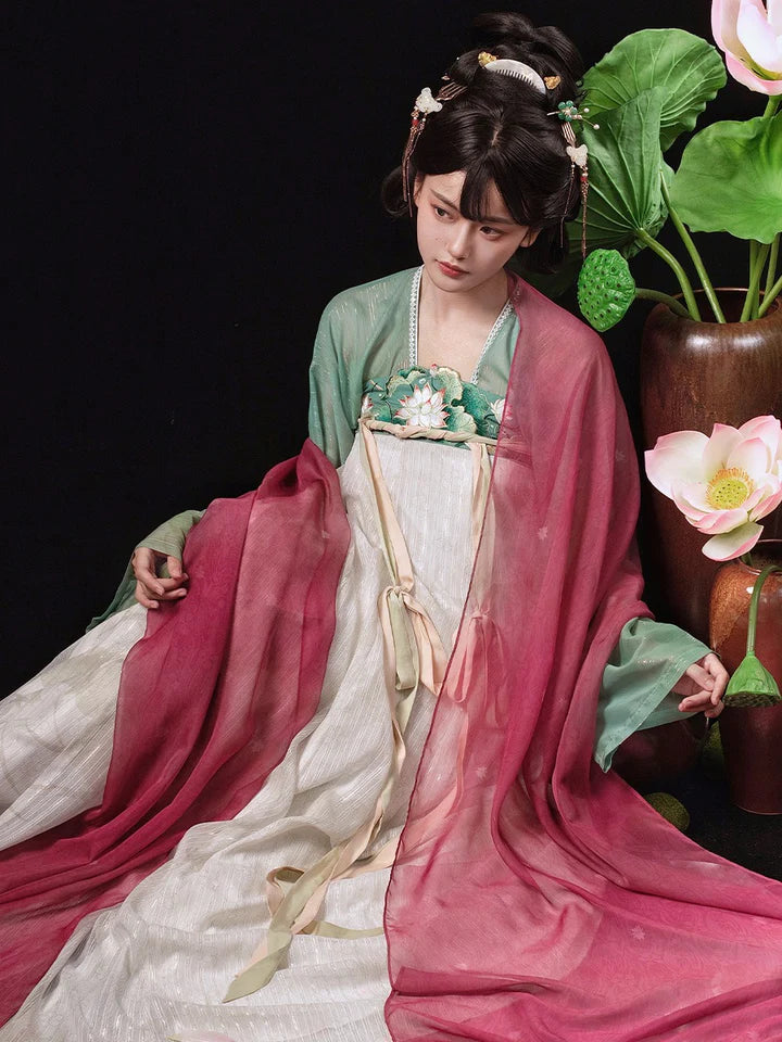 Illuminate your style with the Radiant Qixiong Ruqun, Brilliant Gazini—an ensemble that pays homage to the Tang Dynasty era, reflecting the brilliance of Gazini. Immerse yourself in the timeless allure, merging tradition with contemporary elegance for a stylish nod to centuries past.