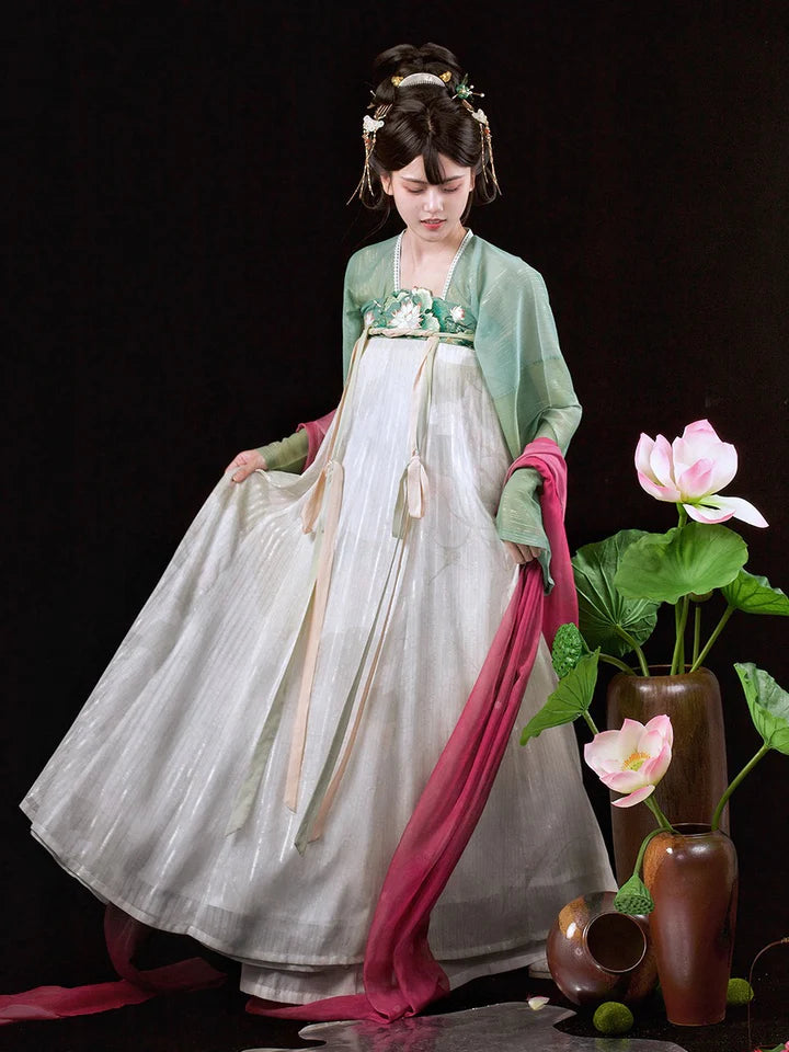 Illuminate your style with the Radiant Qixiong Ruqun, Brilliant Gazini—an ensemble that pays homage to the Tang Dynasty era, reflecting the brilliance of Gazini. Immerse yourself in the timeless allure, merging tradition with contemporary elegance for a stylish nod to centuries past.