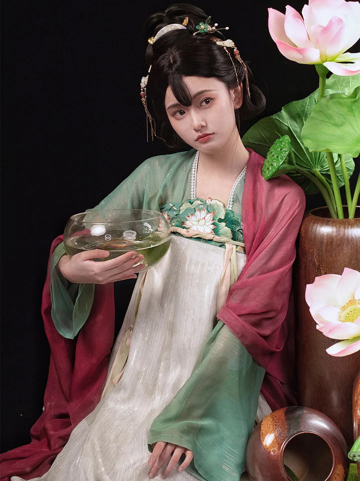 Illuminate your style with the Radiant Qixiong Ruqun, Brilliant Gazini—an ensemble that pays homage to the Tang Dynasty era, reflecting the brilliance of Gazini. Immerse yourself in the timeless allure, merging tradition with contemporary elegance for a stylish nod to centuries past.