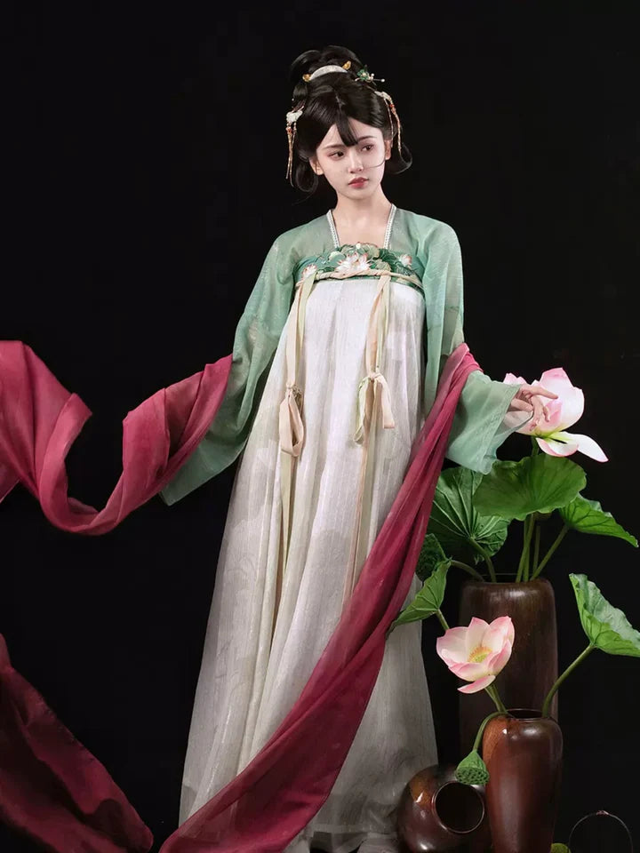 Illuminate your style with the Radiant Qixiong Ruqun, Brilliant Gazini—an ensemble that pays homage to the Tang Dynasty era, reflecting the brilliance of Gazini. Immerse yourself in the timeless allure, merging tradition with contemporary elegance for a stylish nod to centuries past.