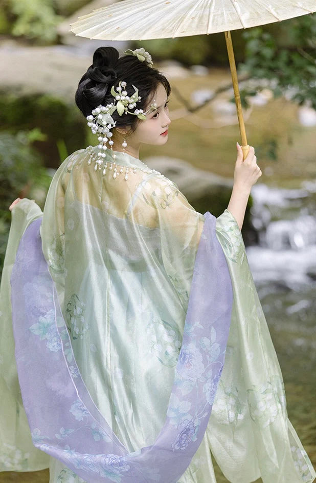 Indulge in timeless elegance with Hezi Qun, Ophelia – a refined blend of tradition and modern allure. Embrace your style with this exquisite ensemble, embodying the essence of poetic grace and timeless beauty inspired by the charm of Ophelia. Make a statement that resonates with sophistication and classic allure, capturing the ethereal allure of Ophelia in every detail.
