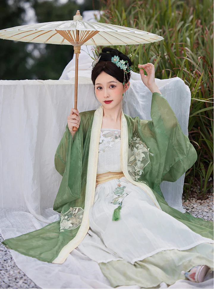 Timeless Elegance Qiyao Ruqun Ensemble - Song Dynasty Style. Embrace the allure of history with this ensemble, perfect for themed events or adding a touch of sophistication to your wardrobe."
