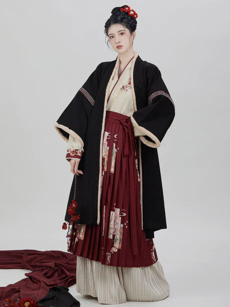 Song Dynasty Style - Magnolia Qiyao Ruqun Ensemble in Polyester and Fleece. A blend of historical opulence and modern comfort, perfect for themed events or adding a touch of sophistication to your wardrobe