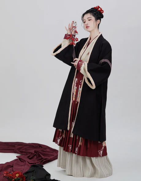 Song Dynasty Style - Magnolia Qiyao Ruqun Ensemble in Polyester and Fleece. A blend of historical opulence and modern comfort, perfect for themed events or adding a touch of sophistication to your wardrobe