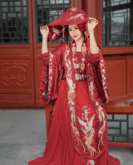 Immerse yourself in the melody of tradition with Serenique Groom, Song—an ensemble that echoes the grace and cultural richness of the Song Dynasty. Elevate your wedding day with a harmonious blend of sophistication and historical allure, making a statement that resonates through time.