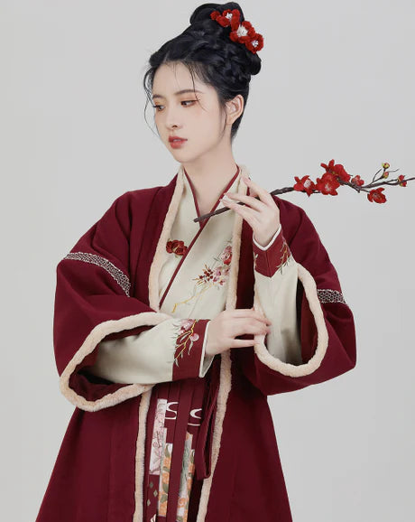 Song Dynasty Style - Magnolia Qiyao Ruqun Ensemble in Polyester and Fleece. A blend of historical opulence and modern comfort, perfect for themed events or adding a touch of sophistication to your wardrobe