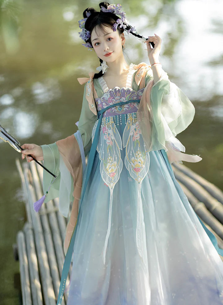 Experience the allure of the Qixiong Ruqun in the Dainty Dorothy ensemble. This captivating attire seamlessly blends tradition with a touch of contemporary charm. Step into the graceful allure of this outfit, embodying a dainty and timeless style that adds a touch of sophistication to your wardrobe.