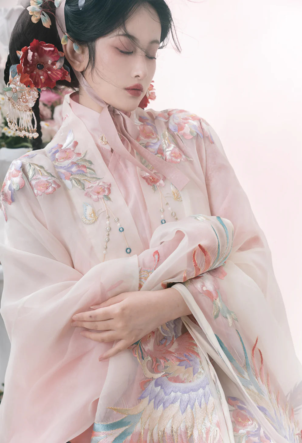 Elevate your style with Elegance Rose Li Ling Shan, a captivating blend of sophistication and charm, inspired by the grace of ancient China. Immerse yourself in the allure of this exquisite garment, where tradition meets contemporary elegance.