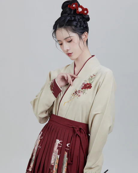 Song Dynasty Style - Magnolia Qiyao Ruqun Ensemble in Polyester and Fleece. A blend of historical opulence and modern comfort, perfect for themed events or adding a touch of sophistication to your wardrobe