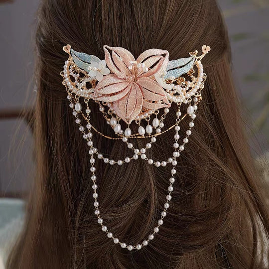 Adorn your hairstyle with Jessie&