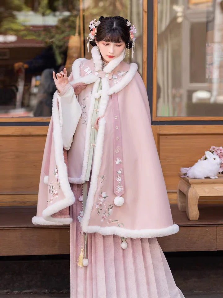 Embrace the nobility of Noah Hanfu Capes, marrying traditional Chinese aesthetics with a touch of sophistication. Discover timeless elegance in our curated collection at Moon Hanfu, perfect for elevating your style.