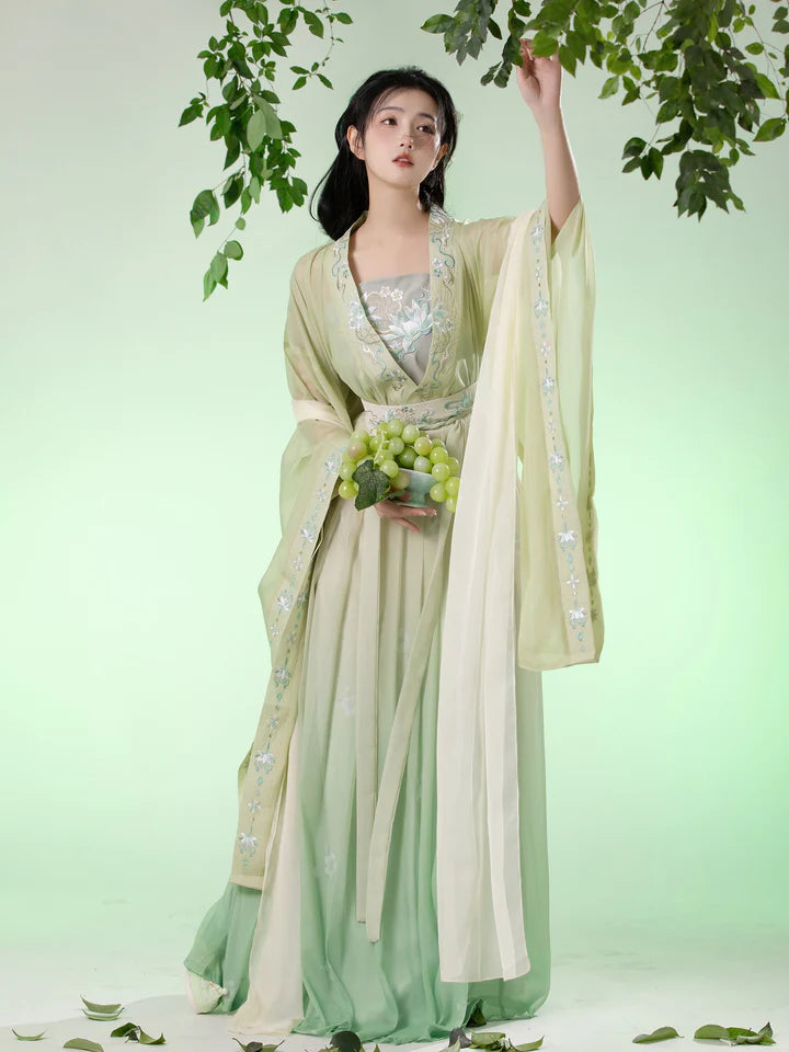 Indulge in opulence with the Olivia Qiyao Ruqun from Moon Hanfu&