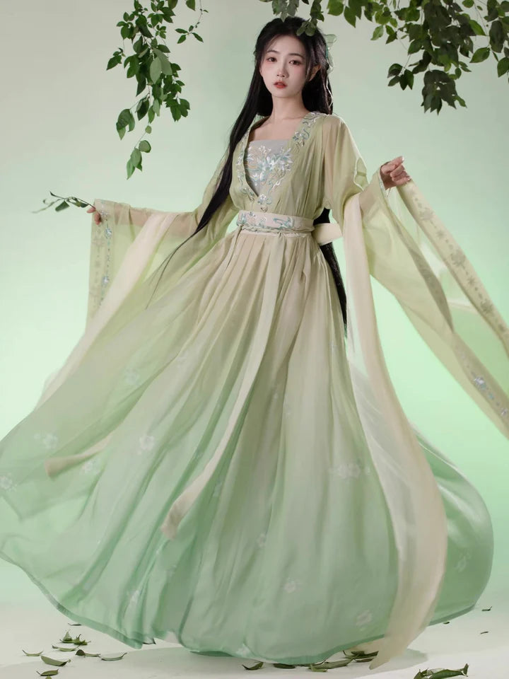 Indulge in opulence with the Olivia Qiyao Ruqun from Moon Hanfu&