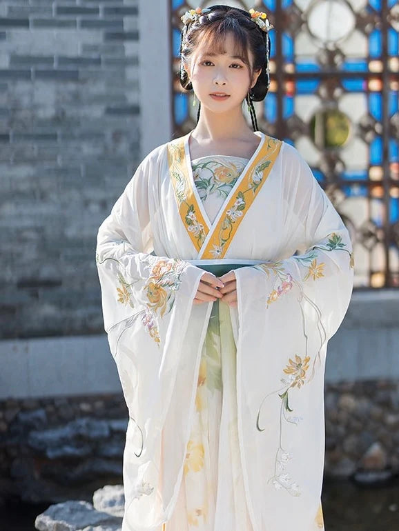 Step into the radiance of style with the Sunny Qiyao Ruqun from Moon Hanfu&