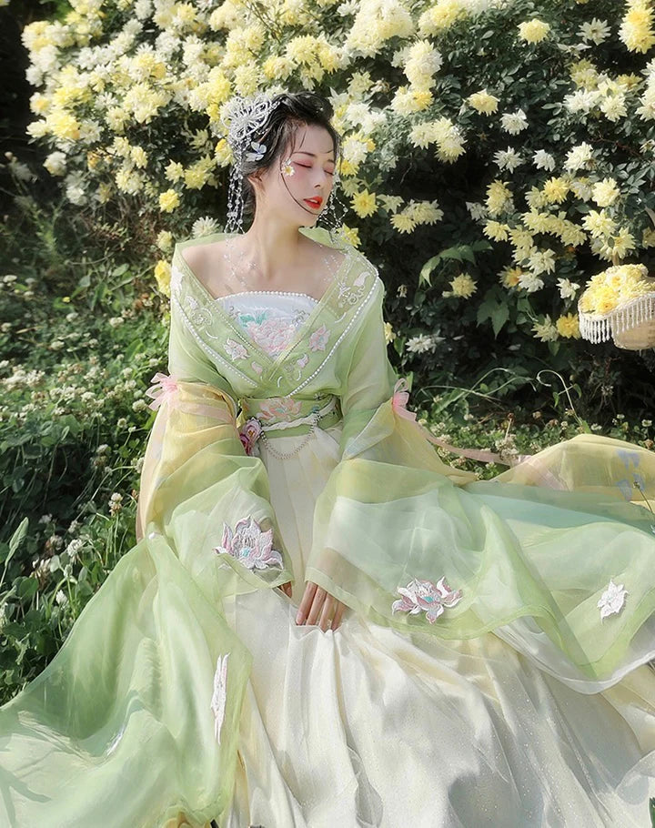 Step into elegance with the Yolanda Qiyao Ruqun from Moon Hanfu&