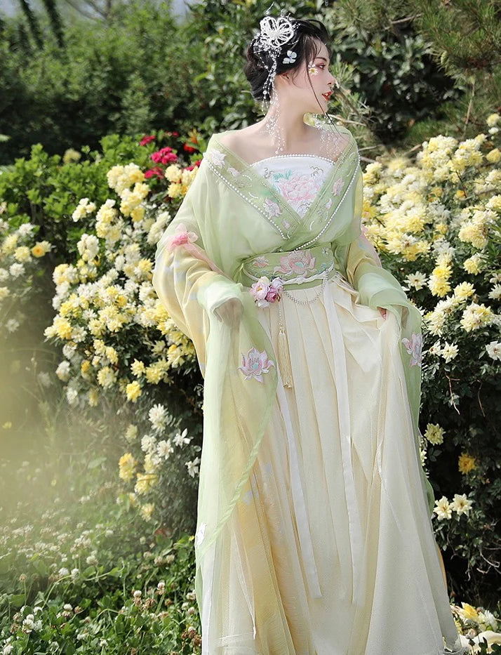 Step into elegance with the Yolanda Qiyao Ruqun from Moon Hanfu&