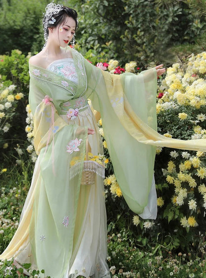 Step into elegance with the Yolanda Qiyao Ruqun from Moon Hanfu&