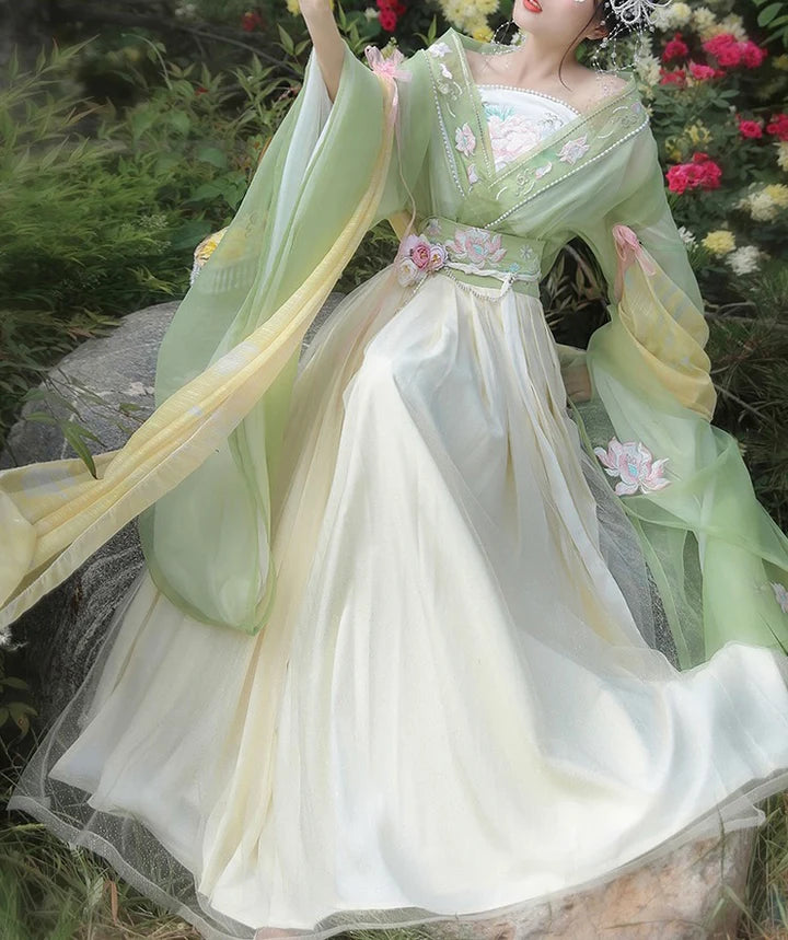 Step into elegance with the Yolanda Qiyao Ruqun from Moon Hanfu&