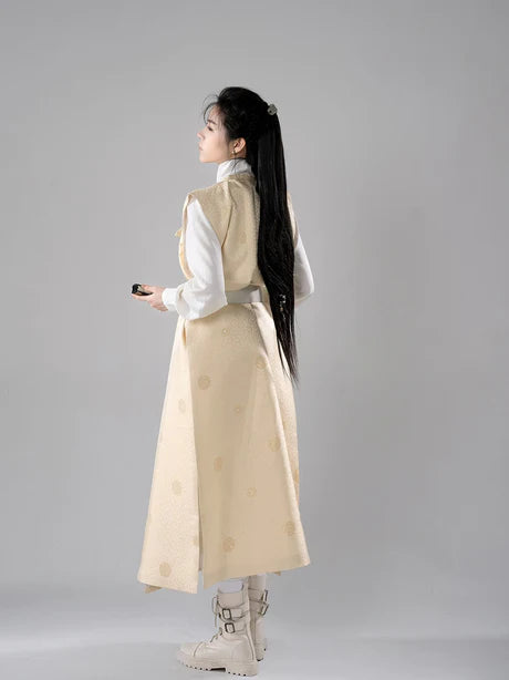 Elevate your wardrobe with Ken Yuan Ling Pao from Moon Hanfu&