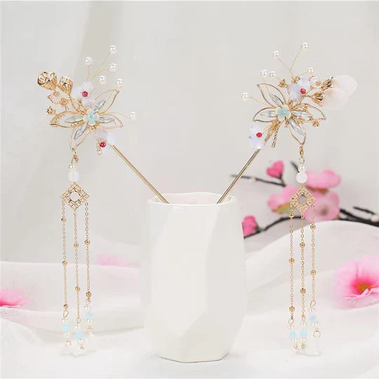 Enhance your style with the delicate charm of cherry blossoms. From hairpins to hair combs, each piece is crafted to express your unique style with the enchanting beauty of cherry blossoms.