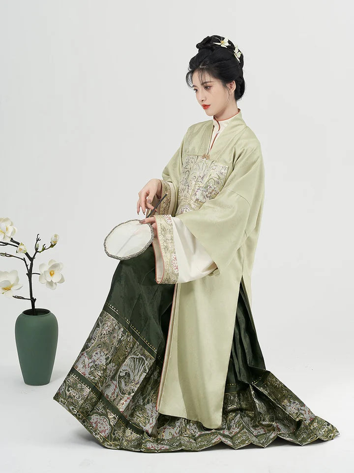 Discover the timeless beauty of Ada Li Ling Shan, a perfect blend of tradition and modernity. Enhance your wardrobe with this captivating piece, where Ada&