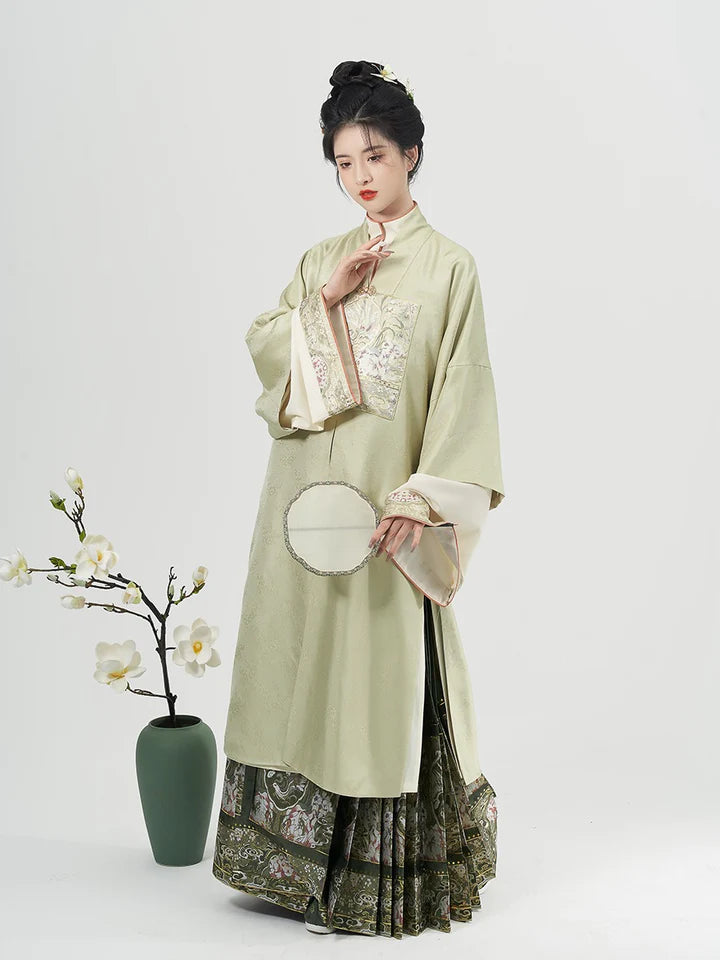 Discover the timeless beauty of Ada Li Ling Shan, a perfect blend of tradition and modernity. Enhance your wardrobe with this captivating piece, where Ada&