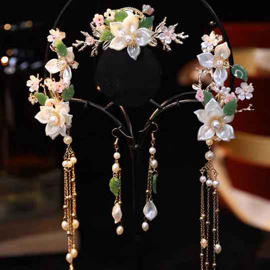 Mirana Hanfu Hair Accessories - Embrace the enchanting beauty of the night sky with these mesmerizing accessories. From celestial hairpins to moon-shaped headbands, these accessories capture the magic of the stars and moonlight. Elevate your style with these ethereal and captivating accessories.