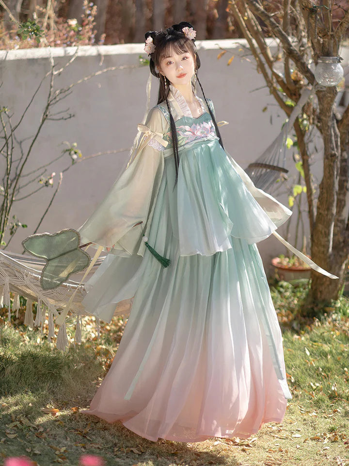 Embrace exquisite elegance with our Exquisite Qixiong Ruqun, Ofelia—an ensemble that pays tribute to the Tang Dynasty era, embodying the timeless grace and sophistication inspired by Ofelia. Step into the past with a blend of tradition and contemporary elegance, making a stylish nod to centuries gone by.