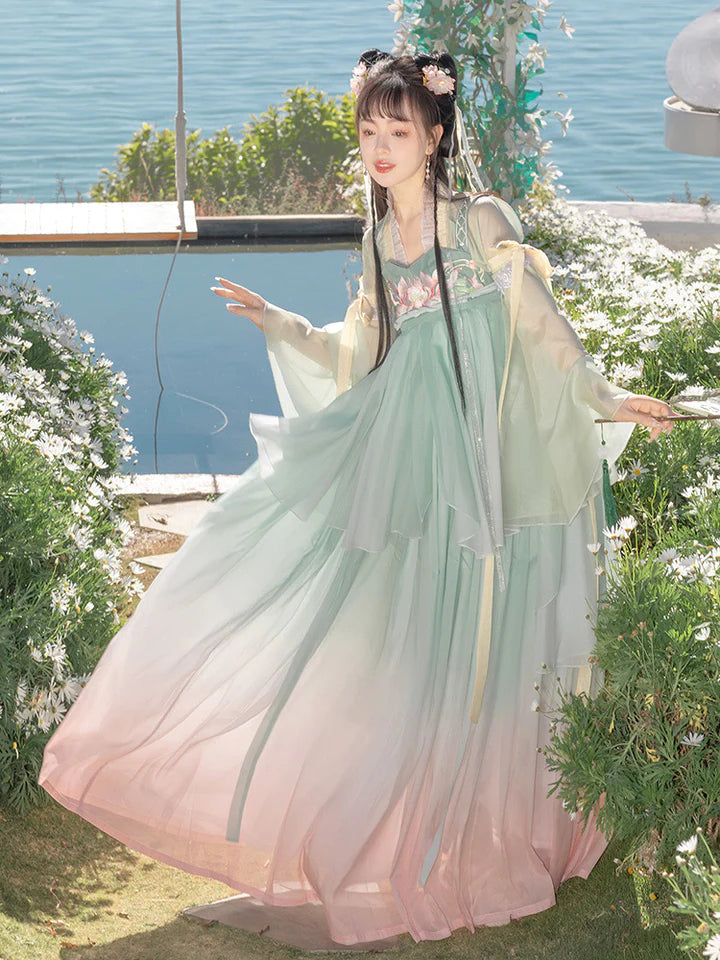 Embrace exquisite elegance with our Exquisite Qixiong Ruqun, Ofelia—an ensemble that pays tribute to the Tang Dynasty era, embodying the timeless grace and sophistication inspired by Ofelia. Step into the past with a blend of tradition and contemporary elegance, making a stylish nod to centuries gone by.