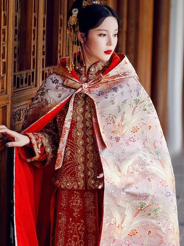 Immerse yourself in the unique charm of Crush Hanfu Capes, combining contemporary flair with the richness of traditional Chinese fashion. Elevate your wardrobe with our carefully curated collection at Moon Hanfu for an exquisite and stylish look.