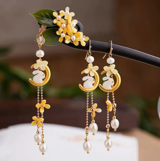 Moon Fairy Hanfu Hairpin - Channel the ethereal beauty of a moon fairy with this enchanting hairpin. Delicate details inspired by celestial nights evoke a touch of mystical elegance. Perfect for traditional ceremonies, cultural events, or embracing the enchanting spirit of a moon fairy.