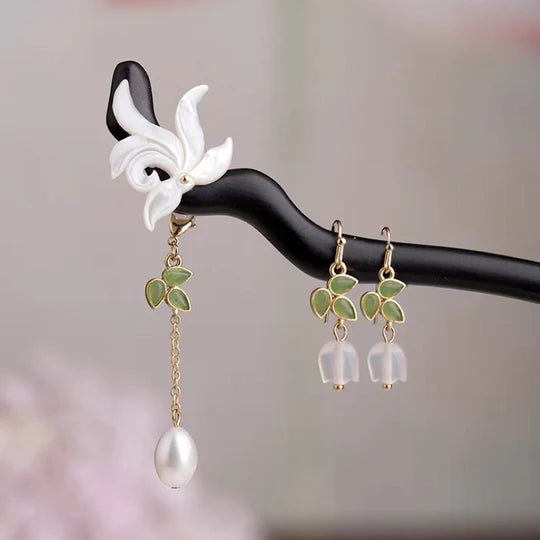 Clara Hanfu Hairpin - Accentuate your Hanfu attire with this exquisite hairpin. Delicate details inspired by Hanfu fashion exude elegance and charm. Perfect for special occasions, cultural events, or showcasing your appreciation for Hanfu fashion.