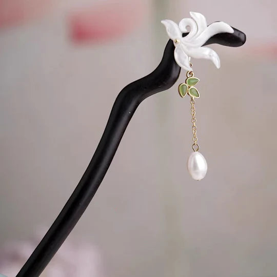 Clara Hanfu Hairpin - Accentuate your Hanfu attire with this exquisite hairpin. Delicate details inspired by Hanfu fashion exude elegance and charm. Perfect for special occasions, cultural events, or showcasing your appreciation for Hanfu fashion.