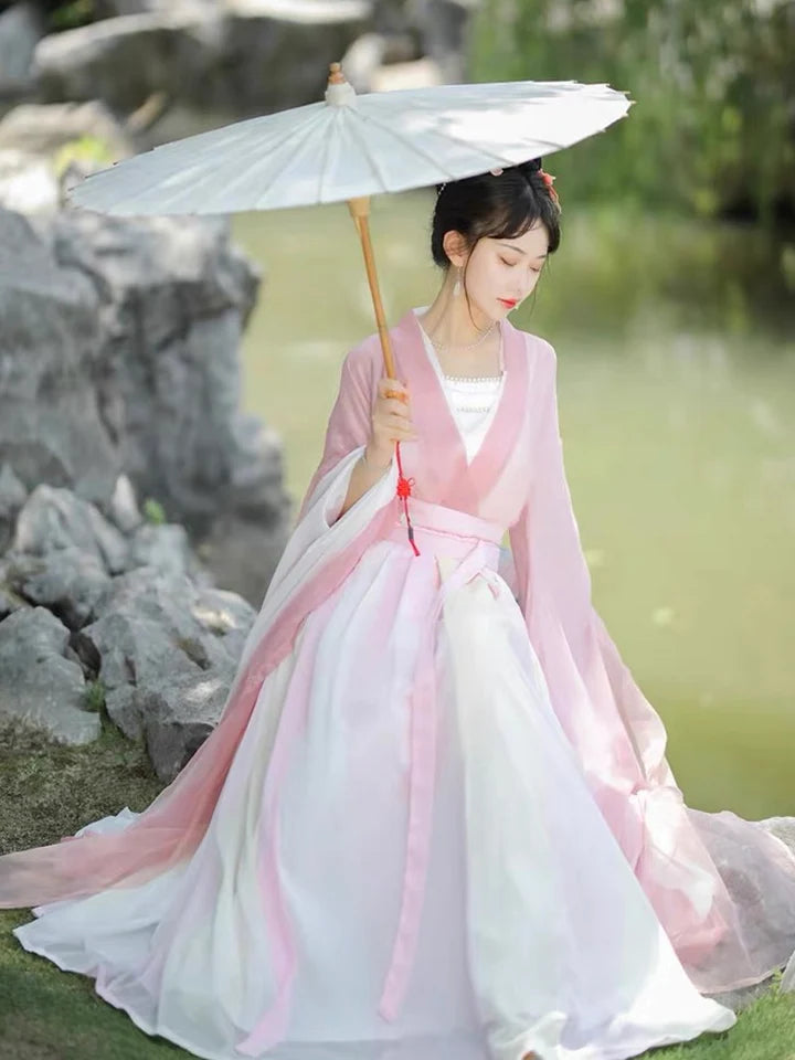 Elegance personified with the Donna Qiyao Ruqun from Moon Hanfu&