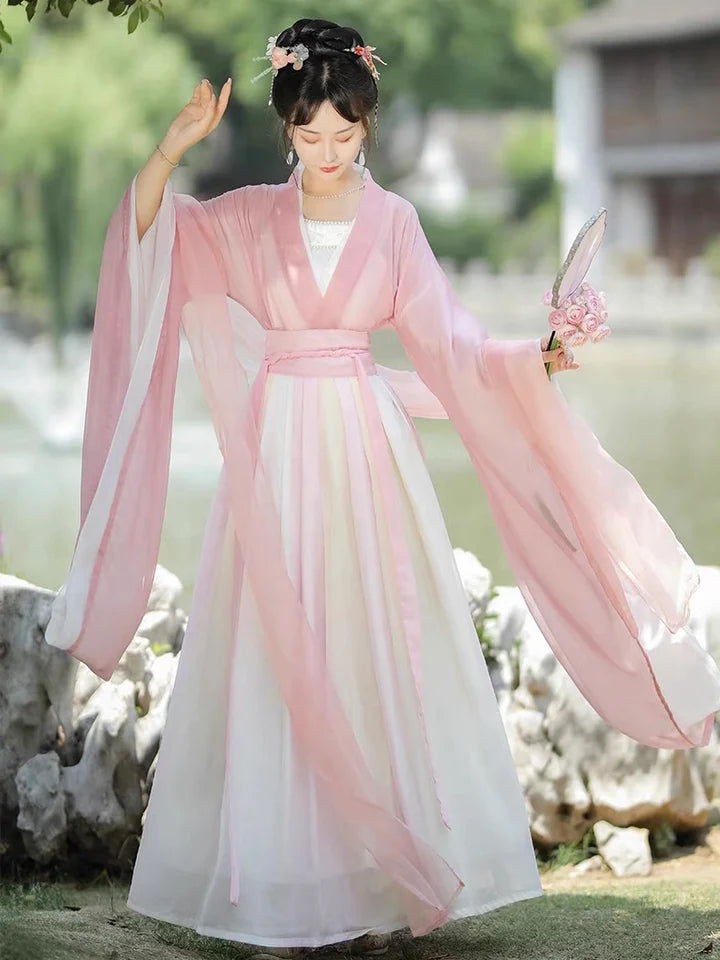 Elegance personified with the Donna Qiyao Ruqun from Moon Hanfu&