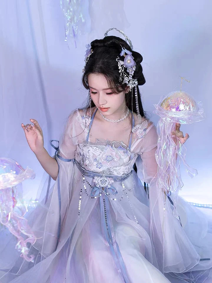 Explore the refined beauty of Delicate Calla Hezi Qun, a masterpiece that harmoniously combines historical charm with the grace of calla flowers. Adorned with intricate details, this ensemble invites you to step into a world of timeless elegance inspired by the Southern Song dynasty.