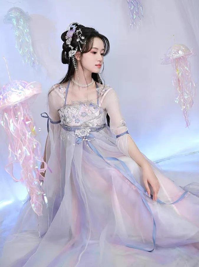 Explore the refined beauty of Delicate Calla Hezi Qun, a masterpiece that harmoniously combines historical charm with the grace of calla flowers. Adorned with intricate details, this ensemble invites you to step into a world of timeless elegance inspired by the Southern Song dynasty.