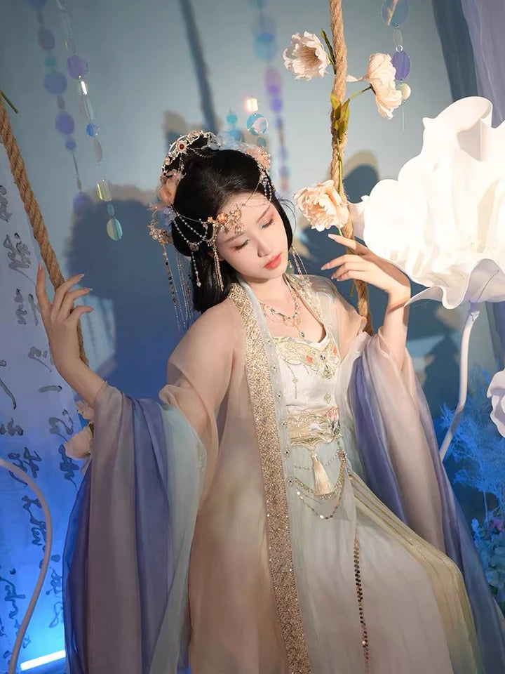 Explore the enchanting radiance of Twinkling Tiana Hezi Qun, a masterpiece that harmoniously combines historical allure with the celestial charm of twinkling stars. Adorned with intricate details, this ensemble invites you to step into a world of timeless elegance inspired by the Southern Song dynasty.