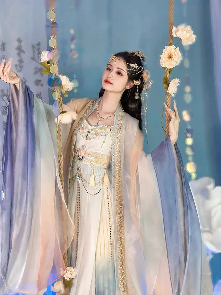 Explore the enchanting radiance of Twinkling Tiana Hezi Qun, a masterpiece that harmoniously combines historical allure with the celestial charm of twinkling stars. Adorned with intricate details, this ensemble invites you to step into a world of timeless elegance inspired by the Southern Song dynasty.