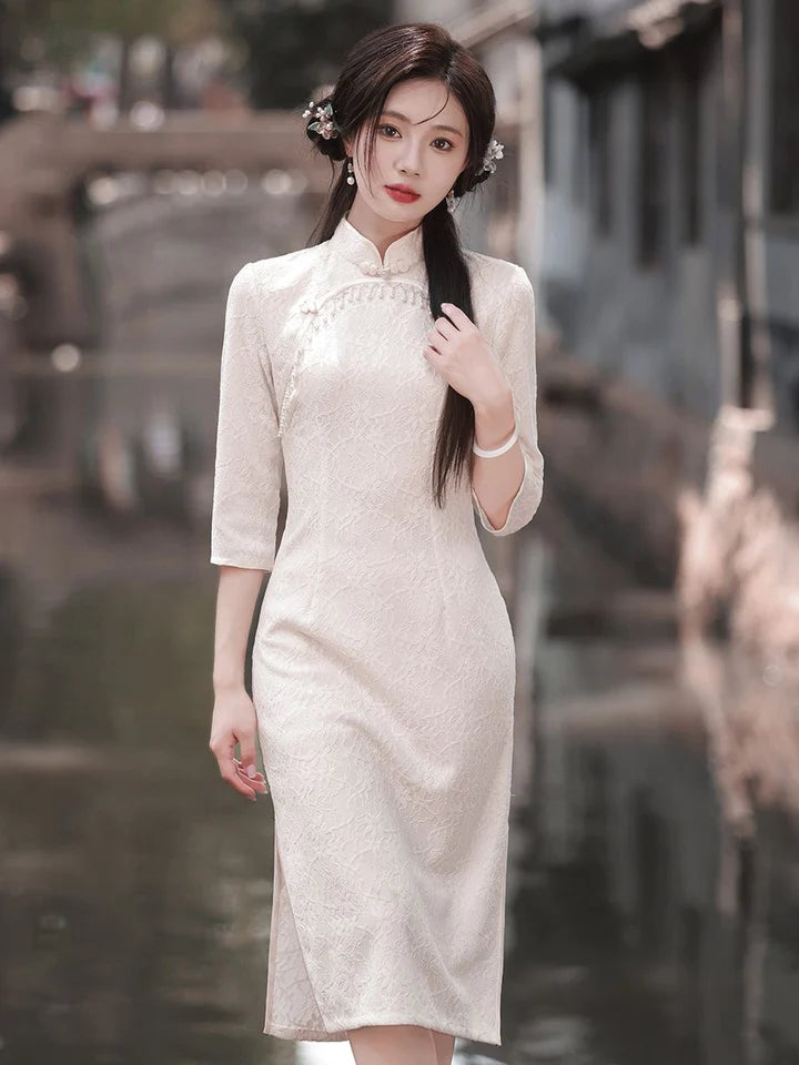 Immerse yourself in timeless elegance with the Qipao, also known as cheongsam—a Chinese dress that embodies tradition, femininity, and style. Originating in the 1920s, its iconic figure-hugging silhouette, high collar, and long sleeves have become emblematic.