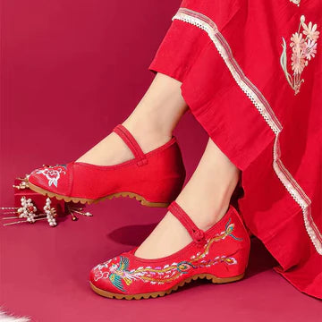  Elevate your Hanfu ensemble with the Graceful Ballet Embroidered Hanfu Shoes by Moon Hanfu. Inspired by the timeless elegance of ancient Chinese clothing, this captivating collection features intricately embroidered flats that add a touch of sophistication to your outfit. Step into the fusion of traditional craftsmanship and modern grace, ensuring comfort and style for every occasion.