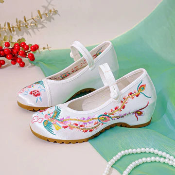  Elevate your Hanfu ensemble with the Graceful Ballet Embroidered Hanfu Shoes by Moon Hanfu. Inspired by the timeless elegance of ancient Chinese clothing, this captivating collection features intricately embroidered flats that add a touch of sophistication to your outfit. Step into the fusion of traditional craftsmanship and modern grace, ensuring comfort and style for every occasion.