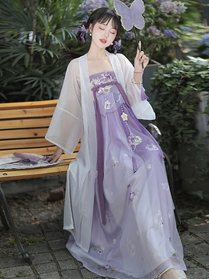 Immerse yourself in the charm of the Tang Dynasty with our Charming Qixiong Ruqun, Deary Lilac—an ensemble paying homage to an era when style reflected societal shifts. Influenced by Yang Guifei, this Tang Dynasty-inspired Qixiong Ruqun captures historical trends, merging tradition with contemporary elegance. Step into the past with timeless influence, making a charming nod to centuries gone by.