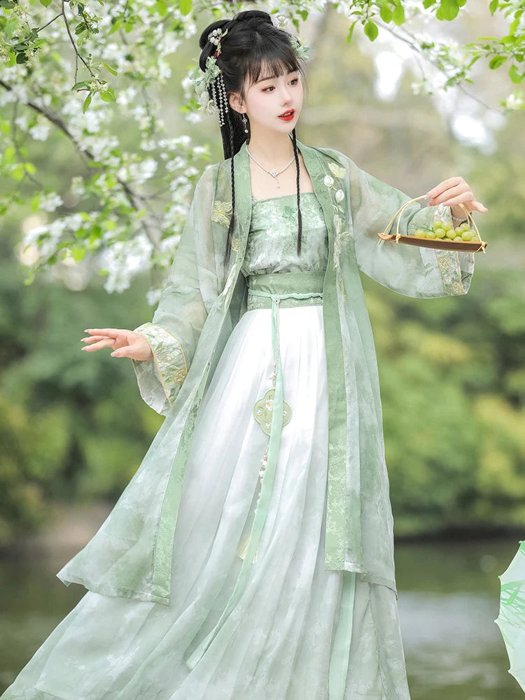 Laurel Serenity Qiyao Ruqun Ensemble - Song Dynasty Style. Embrace the tranquility of laurel leaves, perfect for themed events or adding a touch of timeless elegance to your wardrobe.