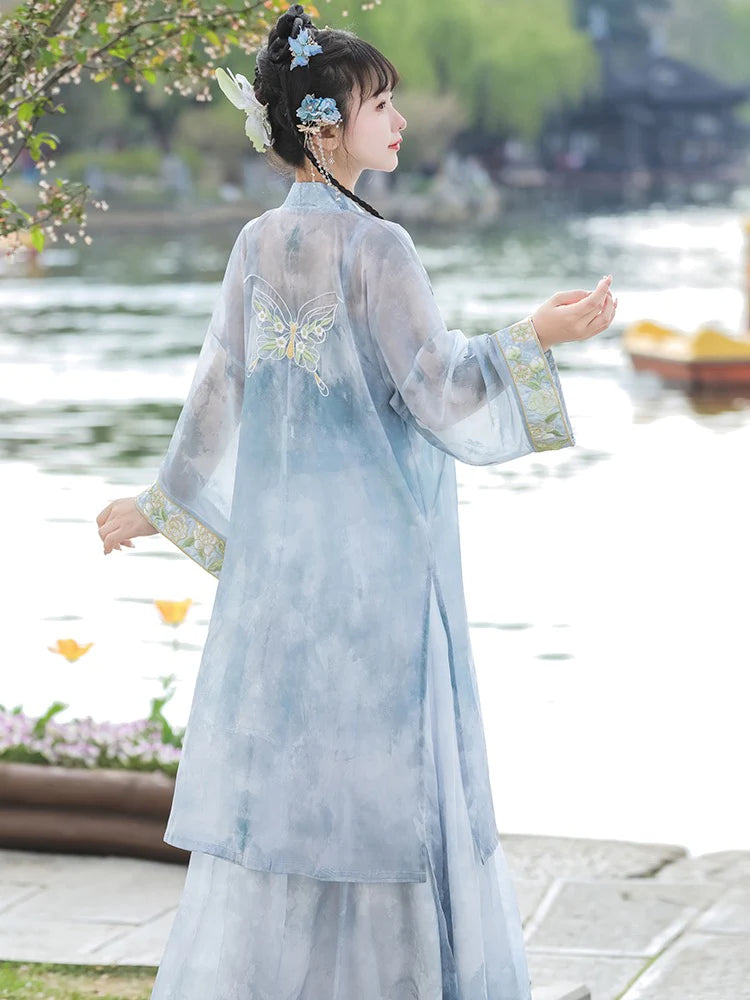 Laurel Serenity Qiyao Ruqun Ensemble - Song Dynasty Style. Embrace the tranquility of laurel leaves, perfect for themed events or adding a touch of timeless elegance to your wardrobe.