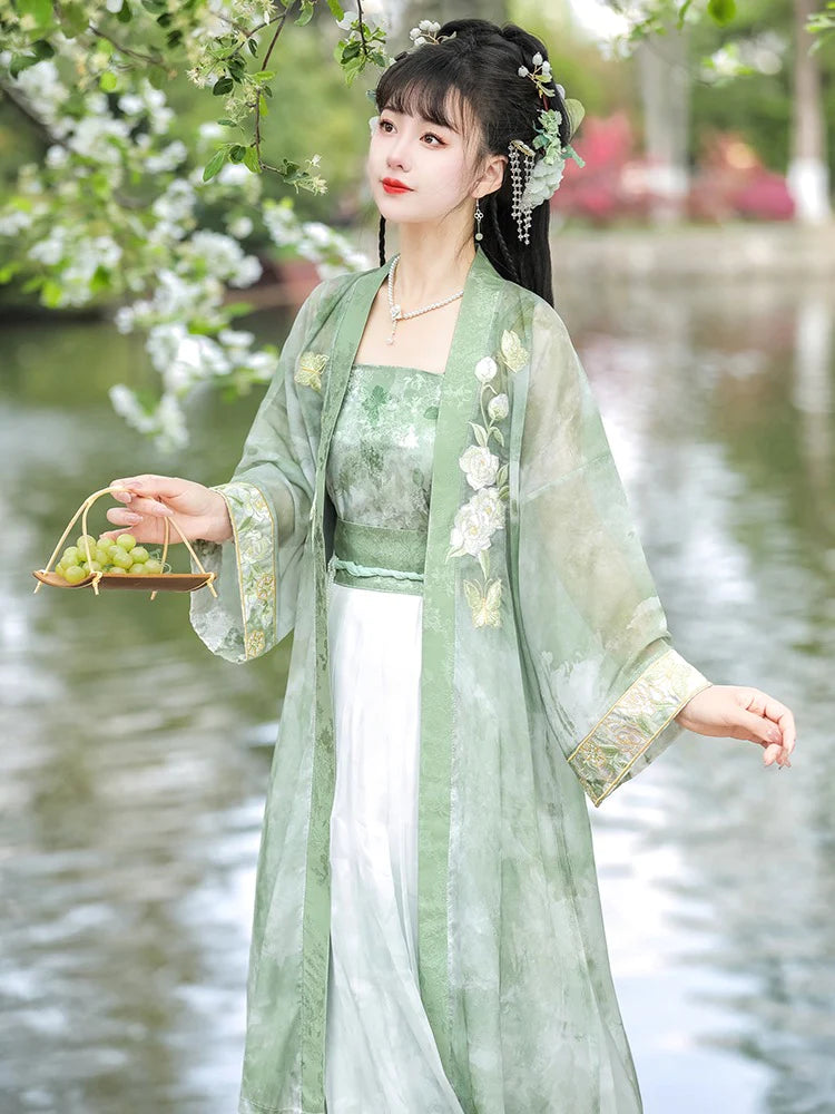 Laurel Serenity Qiyao Ruqun Ensemble - Song Dynasty Style. Embrace the tranquility of laurel leaves, perfect for themed events or adding a touch of timeless elegance to your wardrobe.