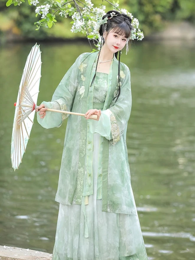 Laurel Serenity Qiyao Ruqun Ensemble - Song Dynasty Style. Embrace the tranquility of laurel leaves, perfect for themed events or adding a touch of timeless elegance to your wardrobe.