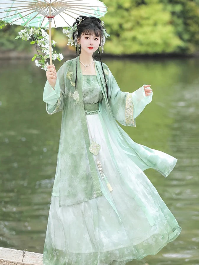 Laurel Serenity Qiyao Ruqun Ensemble - Song Dynasty Style. Embrace the tranquility of laurel leaves, perfect for themed events or adding a touch of timeless elegance to your wardrobe.