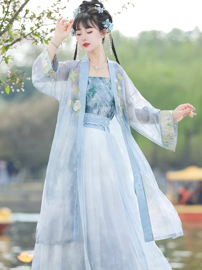 Laurel Serenity Qiyao Ruqun Ensemble - Song Dynasty Style. Embrace the tranquility of laurel leaves, perfect for themed events or adding a touch of timeless elegance to your wardrobe.